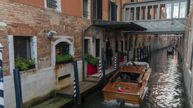 威尼斯的一条运河与游客船