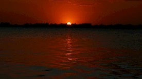 傍晚通红的湖面