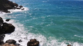 碧绿海浪岩石海岸