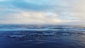 傍晚乌云密布的大海