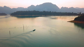 小船在一个伟大的天堂湖