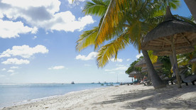 热带海滩平静的水面