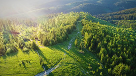 日出时的山谷景观