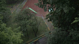 雨落在城市公园里