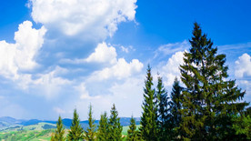 巨大云彩蓝蓝天空草地