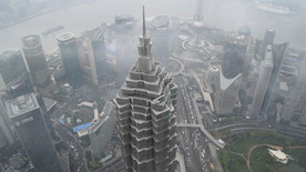 上海摩天大楼穿过云层