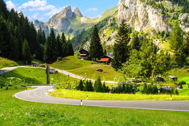 青山脚下的房子