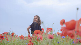 在花丛中跳舞的女孩