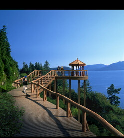 高清海边栈道分层PSD效果图