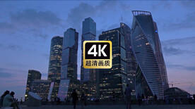 夜晚在商务大楼前散步的人群