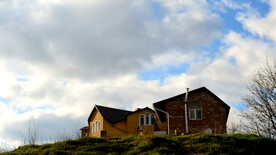 一个人在山上的房子