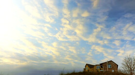 云彩掠过乡间别墅