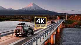 远山桥面上行驶的汽车