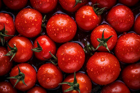 沾满水滴的圣女果