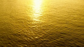 大海金色海面波澜前进方向日出