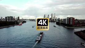 行驶在港口的大型货船