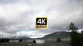 云海掠过湖面美景