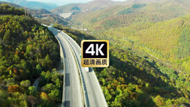 山间高架桥上的车流