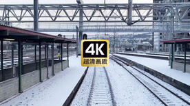 冬日铁路上高速行驶的列车