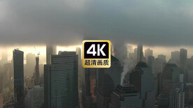 乌云笼罩下的城市建筑群