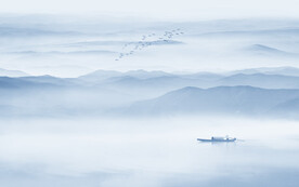 中式意境水墨山水画