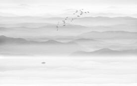 灰色水墨山水画