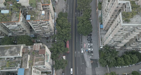 俯瞰城市马路居民区后退上升航拍