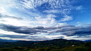 蓝天白云下的乡村