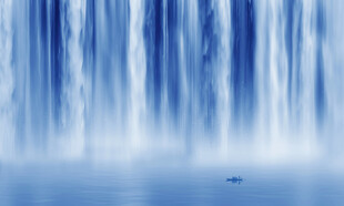 蓝色瀑布山水画背景图