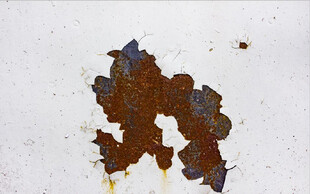 表面斑驳的铁锈痕迹