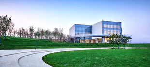 现代建筑旁的翠绿草坪