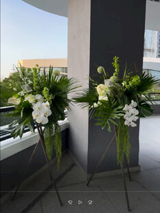 优雅白色插花装饰场景