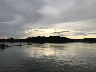 飞来峡黄昏江边静谧风光