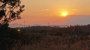 日落时分的开阔原野景色