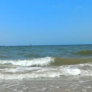 海边浪花翻涌的美丽景致