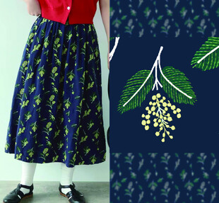 蓝底印花裙与植物图案
