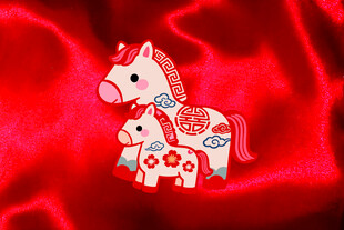 红色背景上的可爱木马摆件