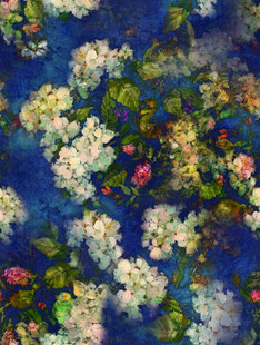 蓝色背景上的缤纷花卉图案