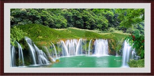 山间瀑布下的碧绿潭水