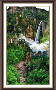 壮丽山间瀑布景观