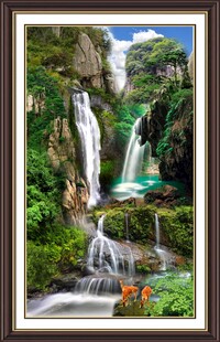 山间飞瀑美景图