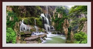 山间瀑布下的木质栈桥