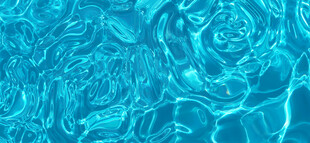 波光粼粼的蓝色水面