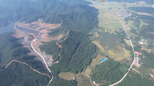 俯瞰山川间的村落景致