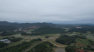 俯瞰广袤田野与起伏山峦