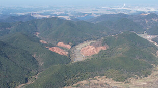 俯瞰连绵青山与开阔谷地