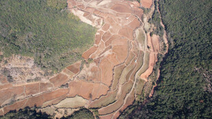 俯瞰山间蜿蜒的泥泞河道