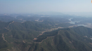 俯瞰连绵山峦与蜿蜒河流