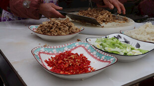 多样食材准备中