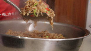 锅中翻炒的美味食材